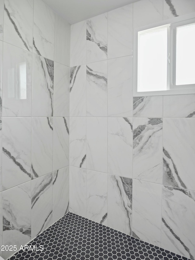 bathroom featuring a tile shower