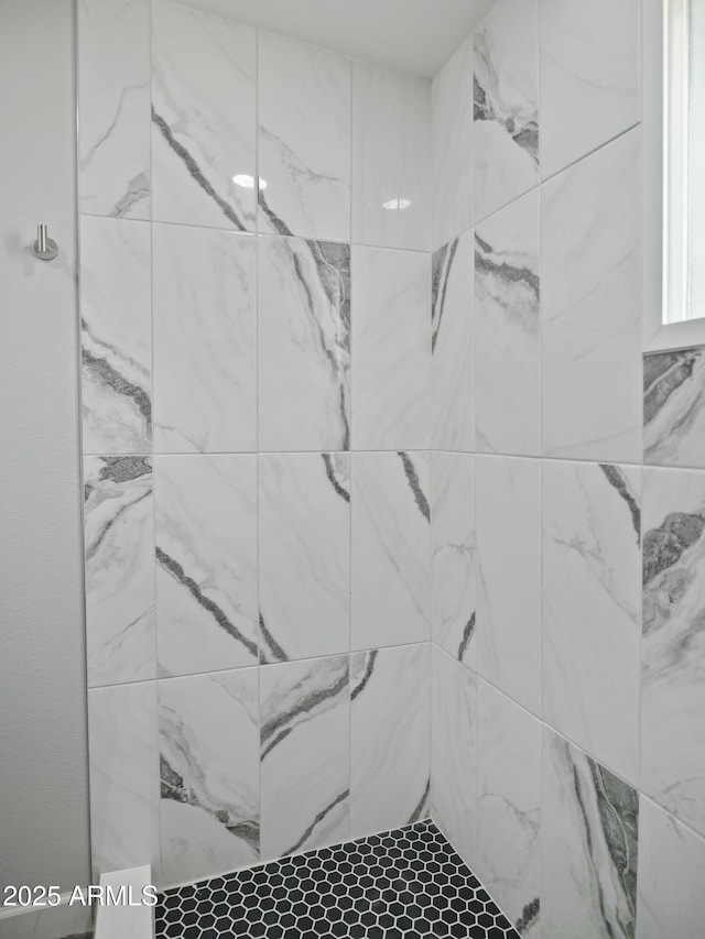 details featuring tiled shower