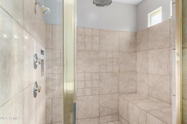 bathroom featuring a tile shower