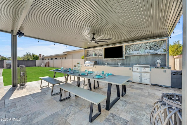 2652 E Pelican Ct, Gilbert, AZ 85297 - fenced backyard with exterior kitchen, a patio, outdoor dining space, and a ceiling fan