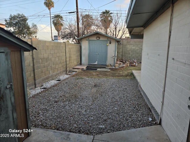 view of yard with a storage unit