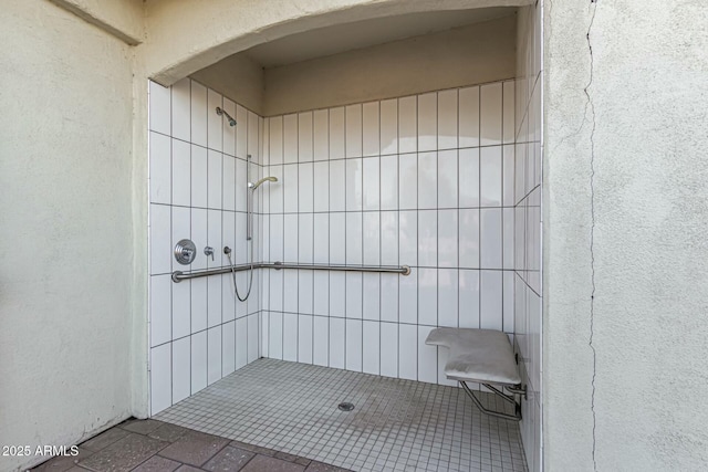 bathroom featuring tiled shower