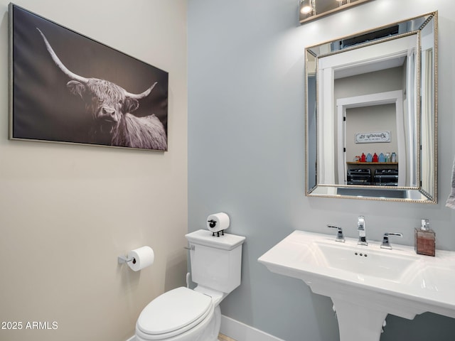 1137 Timbernook Xing, Williams, AZ 86046 - half bath featuring toilet, baseboards, and a sink