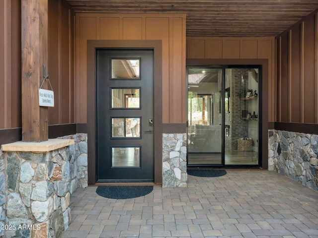 1137 Timbernook Xing, Williams, AZ 86046 - doorway to property featuring board and batten siding and stone siding