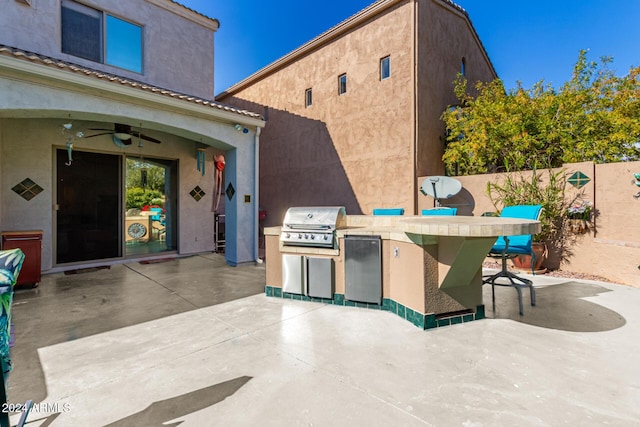 view of patio / terrace featuring an outdoor kitchen, area for grilling, and ceiling fan