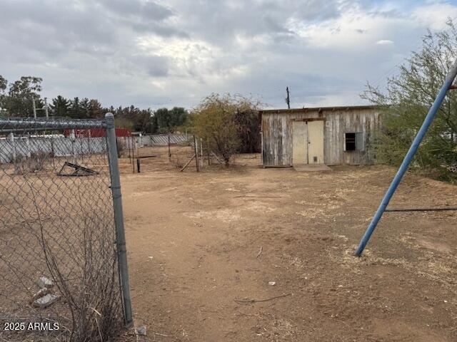 view of yard with a shed