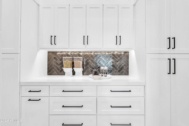 bar with white cabinetry and tasteful backsplash