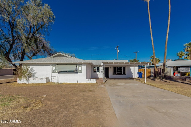 single story home with driveway