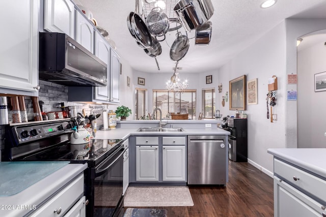 kitchen featuring electric range, sink, an inviting chandelier, tasteful backsplash, and stainless steel dishwasher