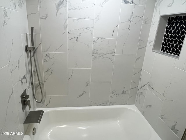 bathroom featuring tiled shower / bath combo