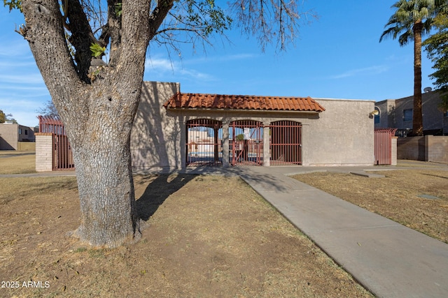 view of front of house featuring a front yard