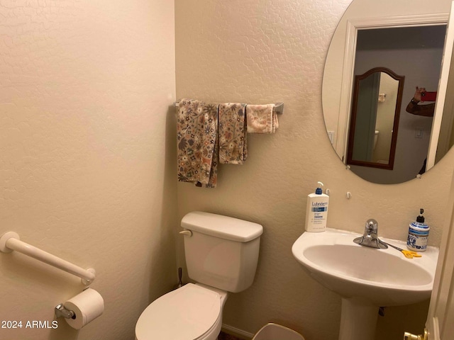 bathroom featuring toilet and sink