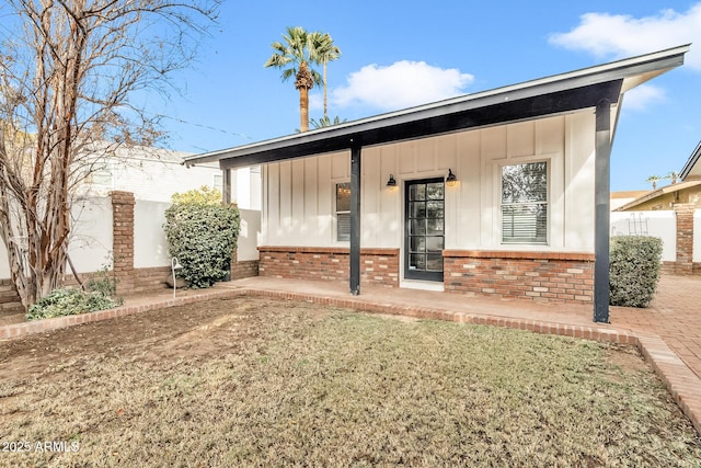 exterior space featuring a front yard