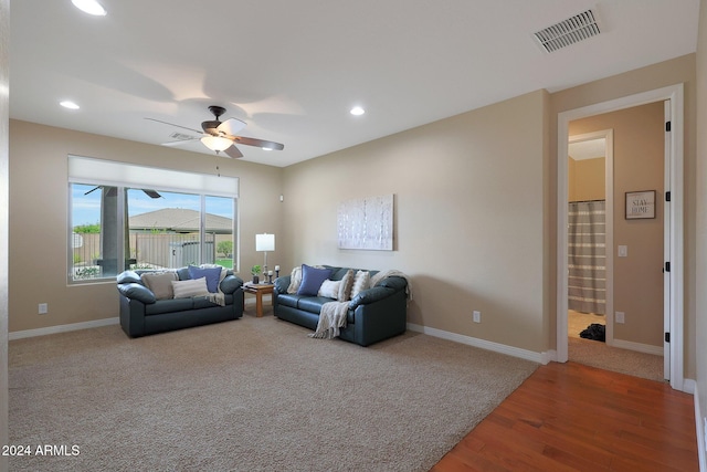 living room featuring visible vents, wood finished floors, baseboards, recessed lighting, and a ceiling fan
