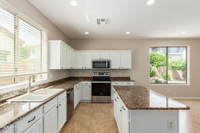 kitchen featuring visible vents, recessed lighting, a sink, stainless steel appliances, and a center island