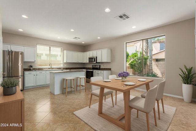 dining area featuring visible vents, recessed lighting, and baseboards