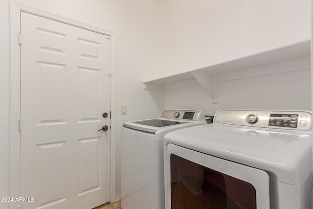 laundry room with laundry area and independent washer and dryer