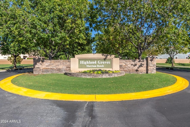 community / neighborhood sign featuring a yard