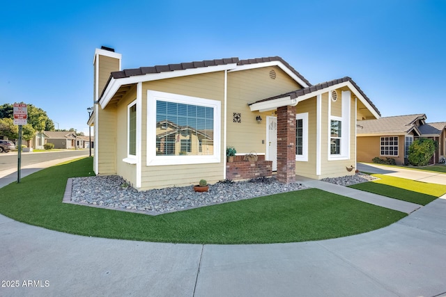 view of front of property with a front yard