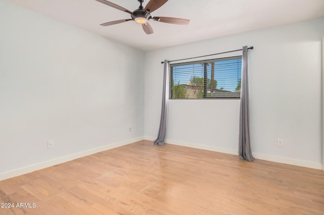 empty room featuring light wood-style flooring, baseboards, and ceiling fan