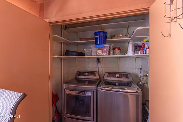 washroom with laundry area and independent washer and dryer