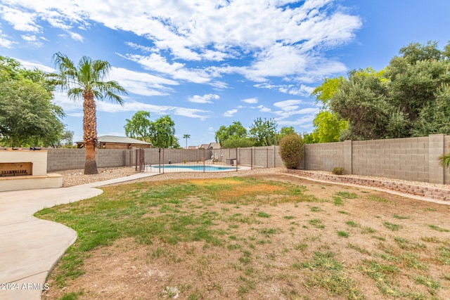 view of yard with a fenced in pool