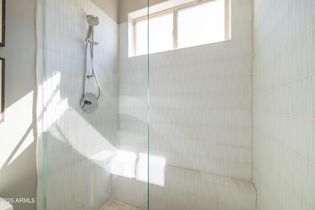 bathroom featuring a tile shower