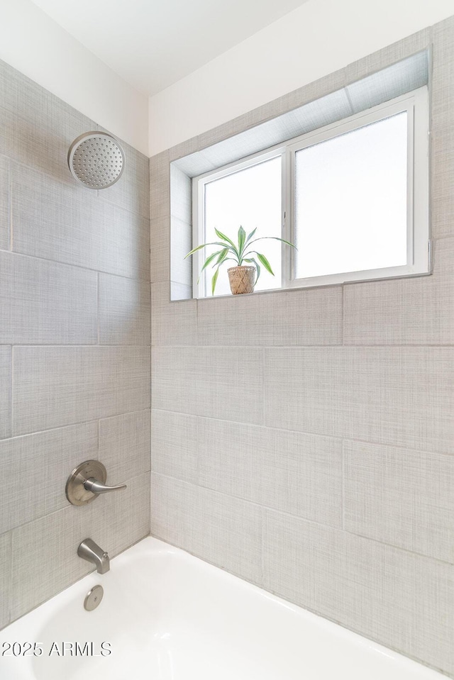 bathroom with tiled shower / bath