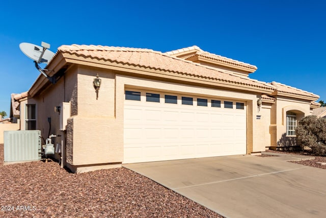 view of front facade featuring a garage