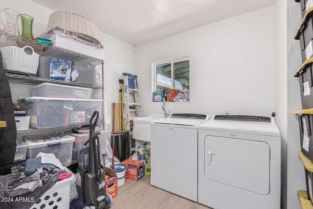 washroom with light wood-type flooring and independent washer and dryer