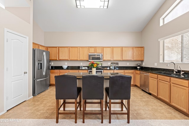 3488 N Lady Lake Ln, Casa Grande, AZ 85122 - kitchen featuring appliances with stainless steel finishes, a sink, high vaulted ceiling, a kitchen breakfast bar, and light brown cabinets