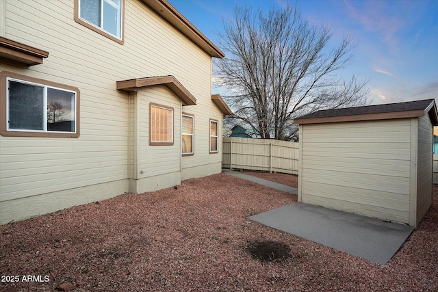 view of yard featuring a shed