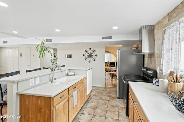 kitchen featuring visible vents, extractor fan, an island with sink, black electric range, and a sink