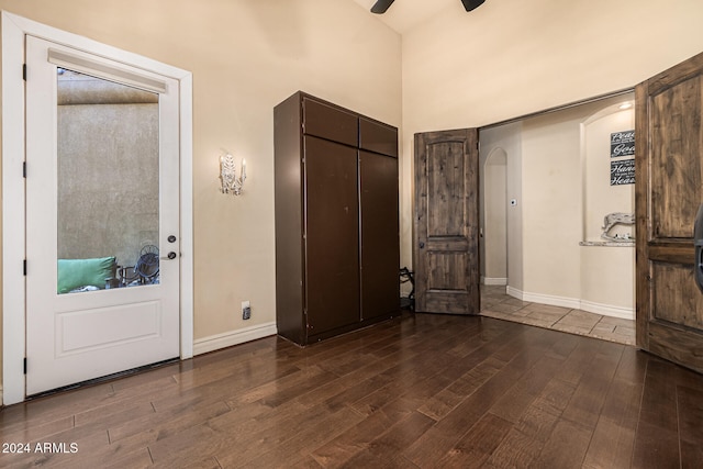 entrance foyer with ceiling fan and dark wood-type flooring