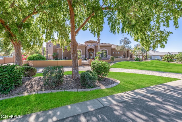 view of property's community featuring a yard