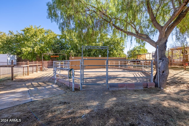 view of yard featuring an outdoor structure