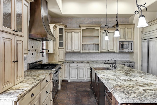 2300 E Sanoque Ct, Gilbert, AZ 85298 - kitchen with stainless steel appliances, premium range hood, cream cabinets, a center island with sink, and tasteful backsplash