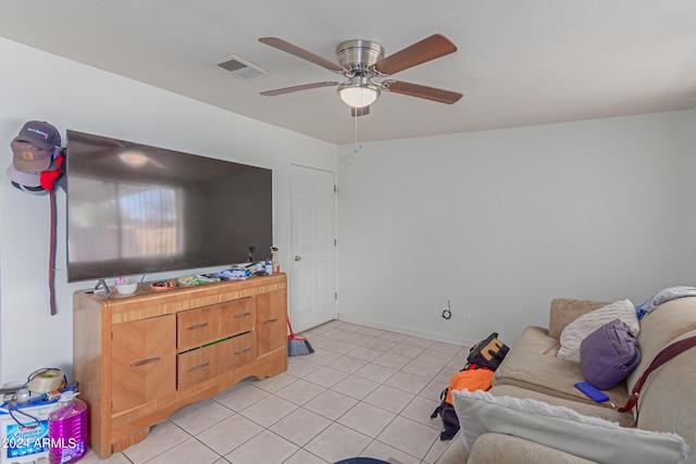 living room featuring ceiling fan, light tile patterned flooring, visible vents, and baseboards