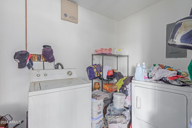 laundry room with laundry area and independent washer and dryer