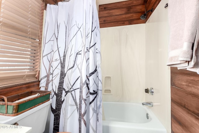 bathroom featuring shower / bath combo with shower curtain