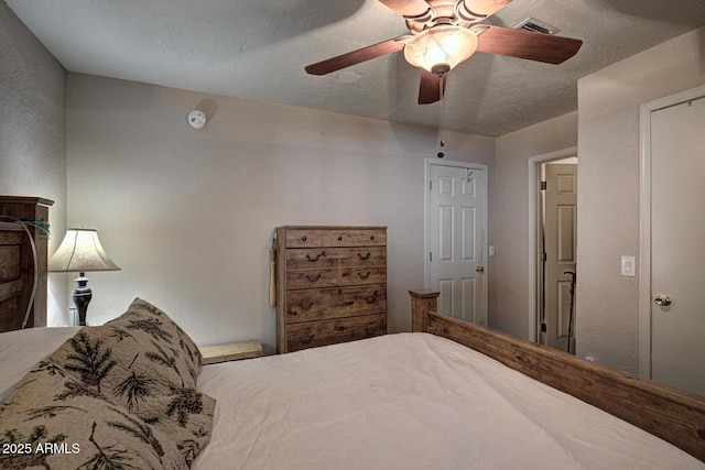 bedroom featuring ceiling fan and a textured ceiling