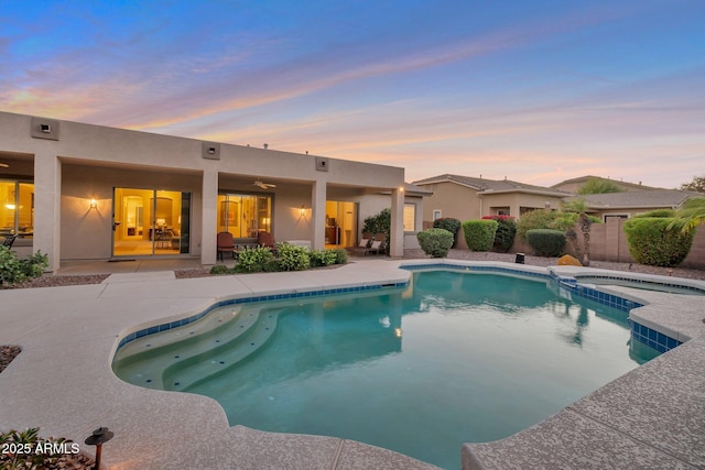 2472 E Prescott Pl, Chandler, AZ 85249 - pool at dusk featuring a patio area, a pool with connected hot tub, and a ceiling fan