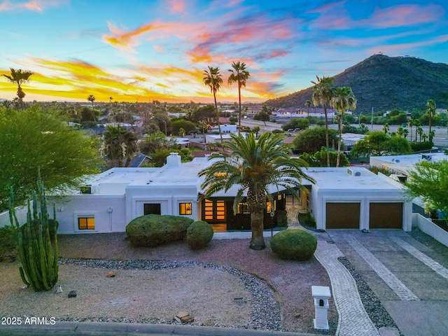 908 W Pershing Ave, Phoenix, AZ 85029 - view of front facade featuring stucco siding, driveway, a garage, and a mountain view