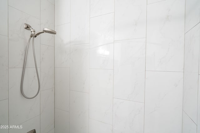 details featuring tiled shower