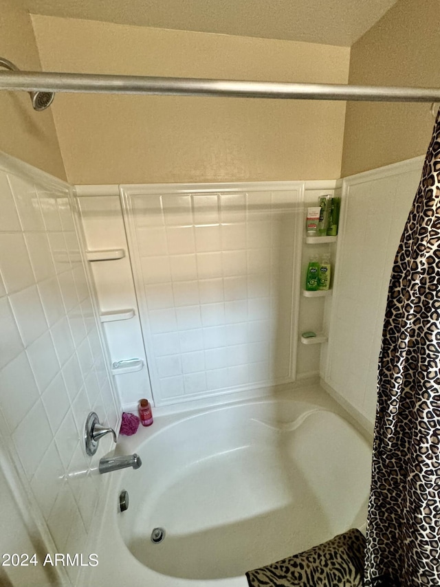 bathroom featuring shower / tub combo