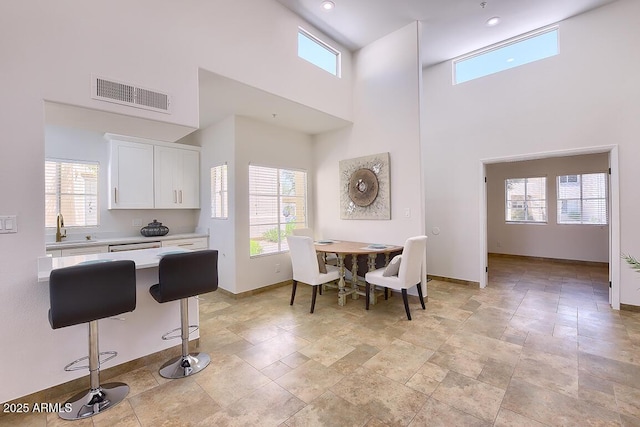 11333 N 92nd St Unit 1118, Scottsdale, AZ 85260 - dining room with a towering ceiling, light stone finish flooring, and recessed lighting
