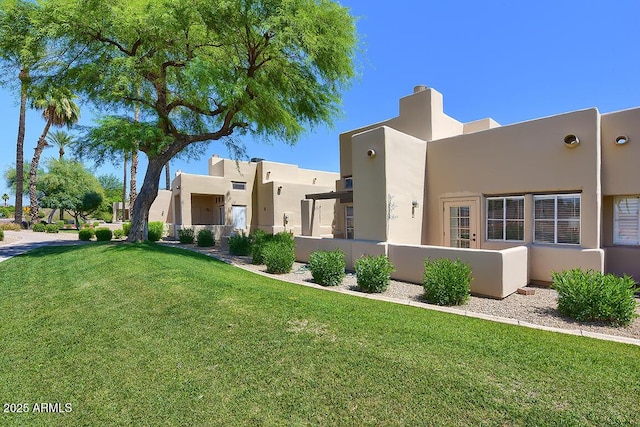 11333 N 92nd St Unit 1118, Scottsdale, AZ 85260 - view of front facade featuring stucco siding and a front lawn