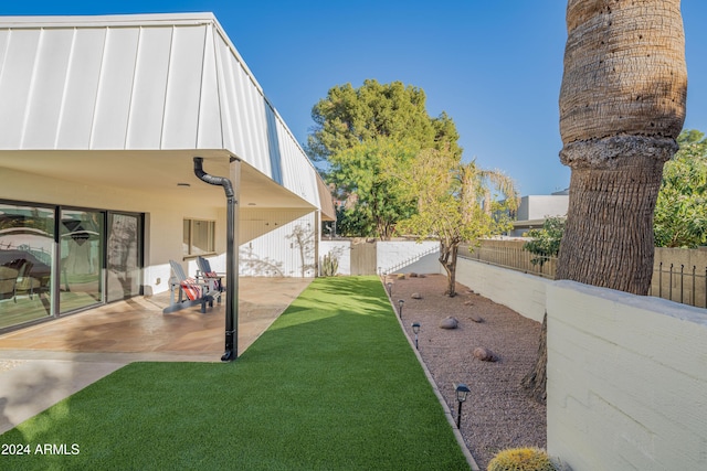 view of yard featuring a patio area