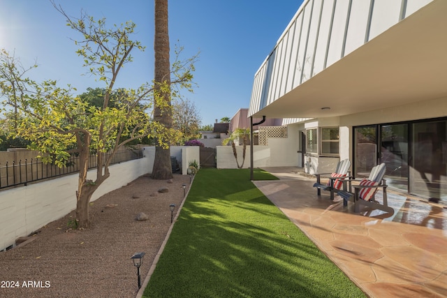 view of yard featuring a patio