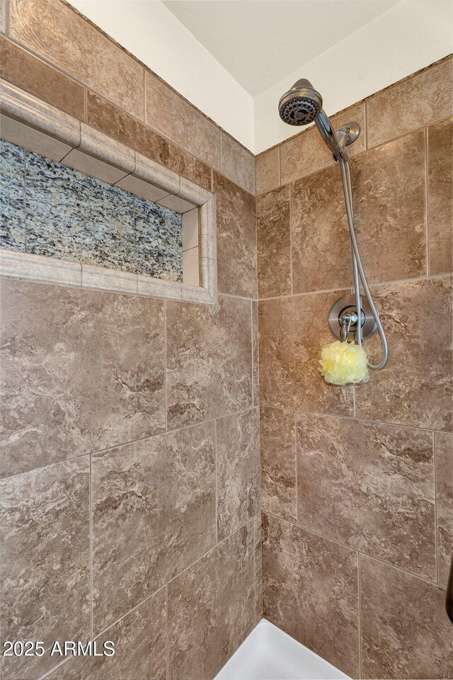 details featuring tiled shower